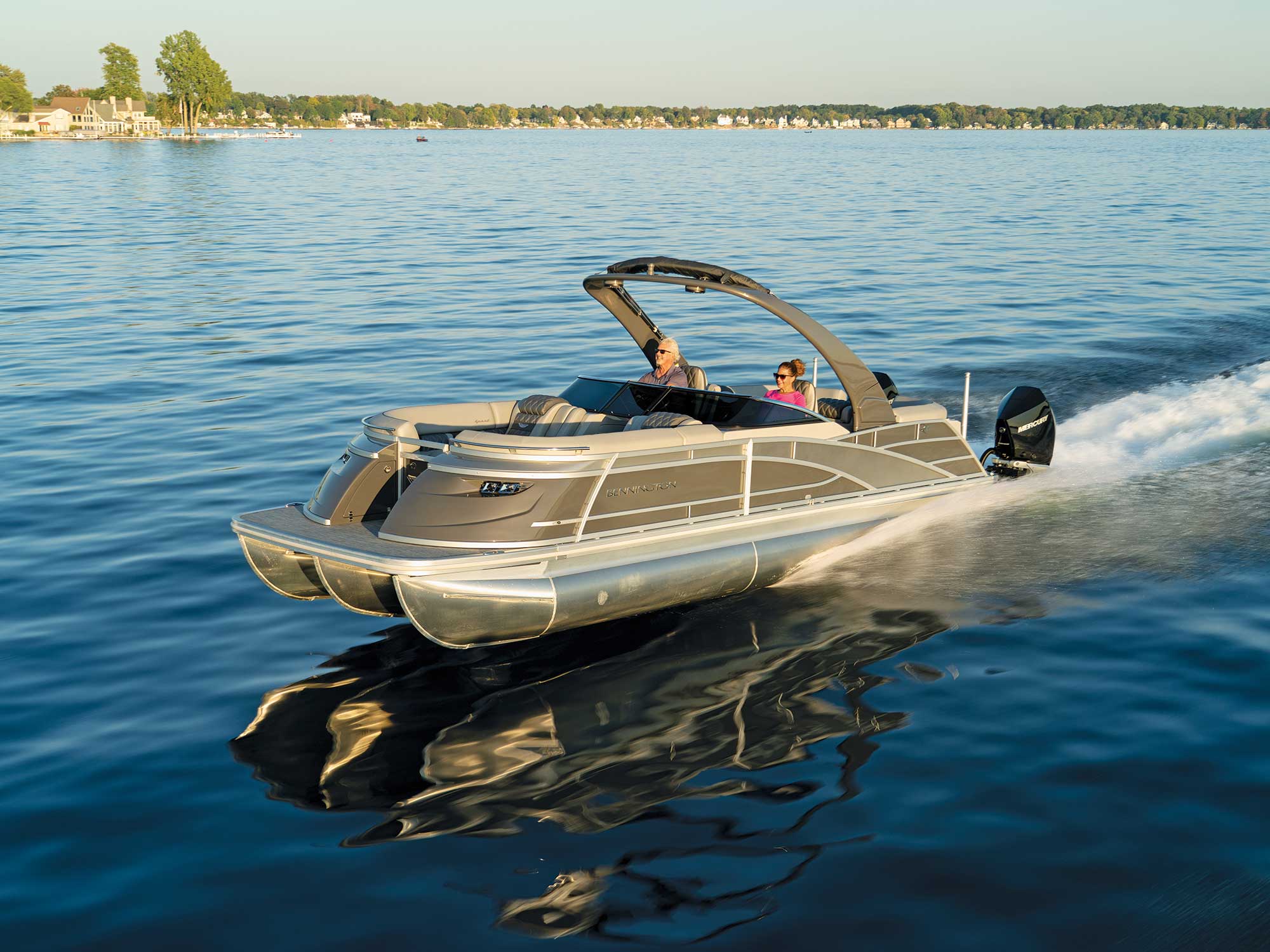 Bennington Q Series - Luxury Fiberglass & Aluminum Pontoon Boats EN-CA