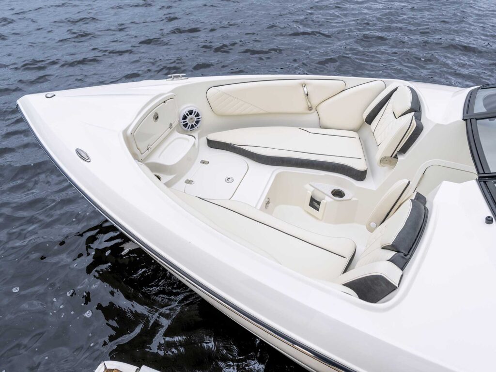 Stingray 23 OSX bow seating