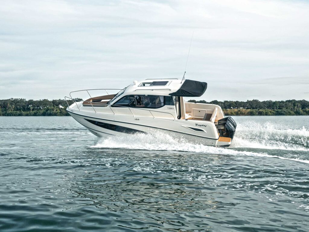 Bayliner Trophy T29 Explorer out on the lake