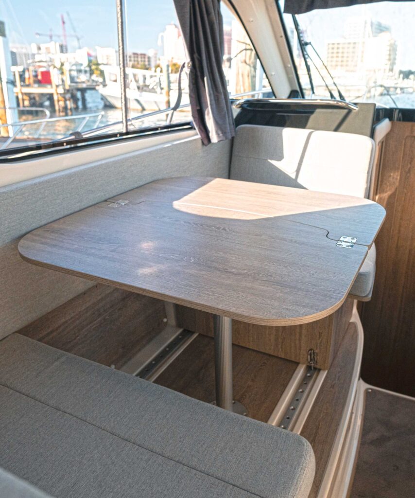 Bayliner Trophy T29 Explorer salon table