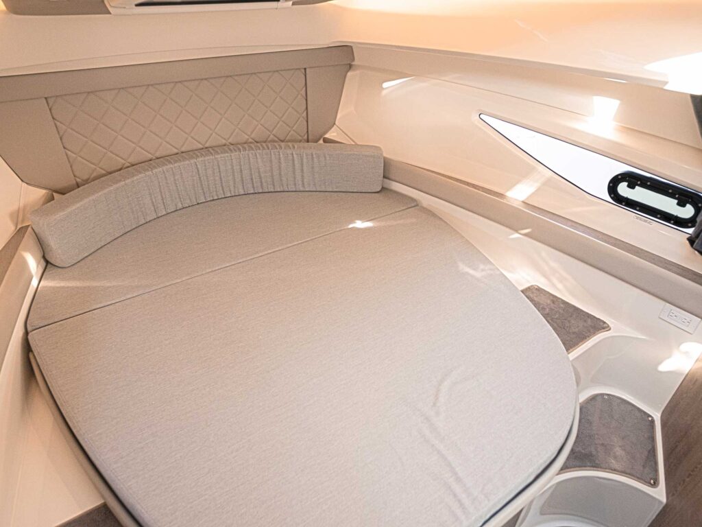 Bayliner Trophy T29 Explorer cabin