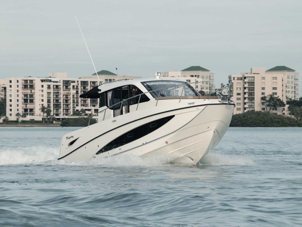 Bayliner Trophy T29 Explorer cruising