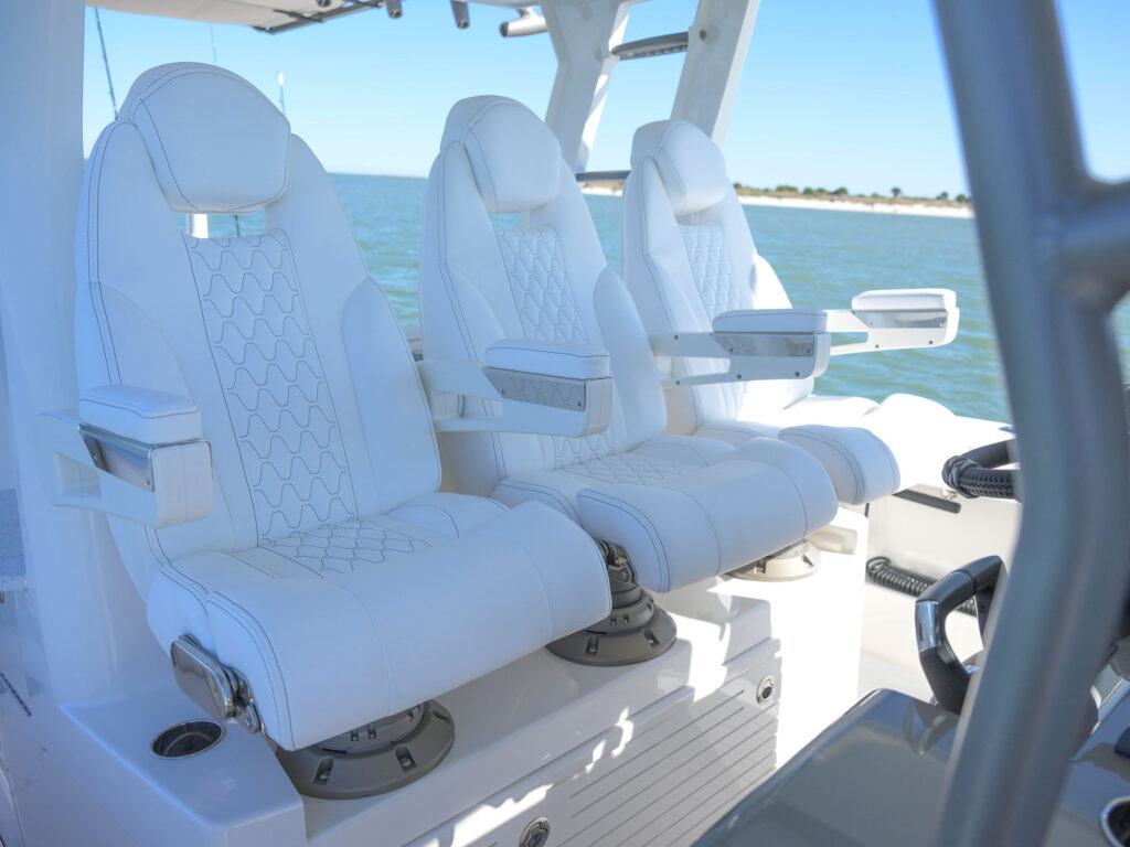 Sōlace 37CS helm seating