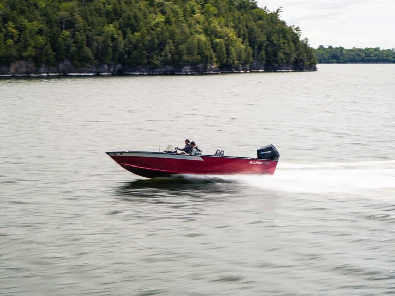 Alumacraft Competitor 205X SC cruising the lake