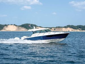 Tiara Yachts 43 LE on the lake