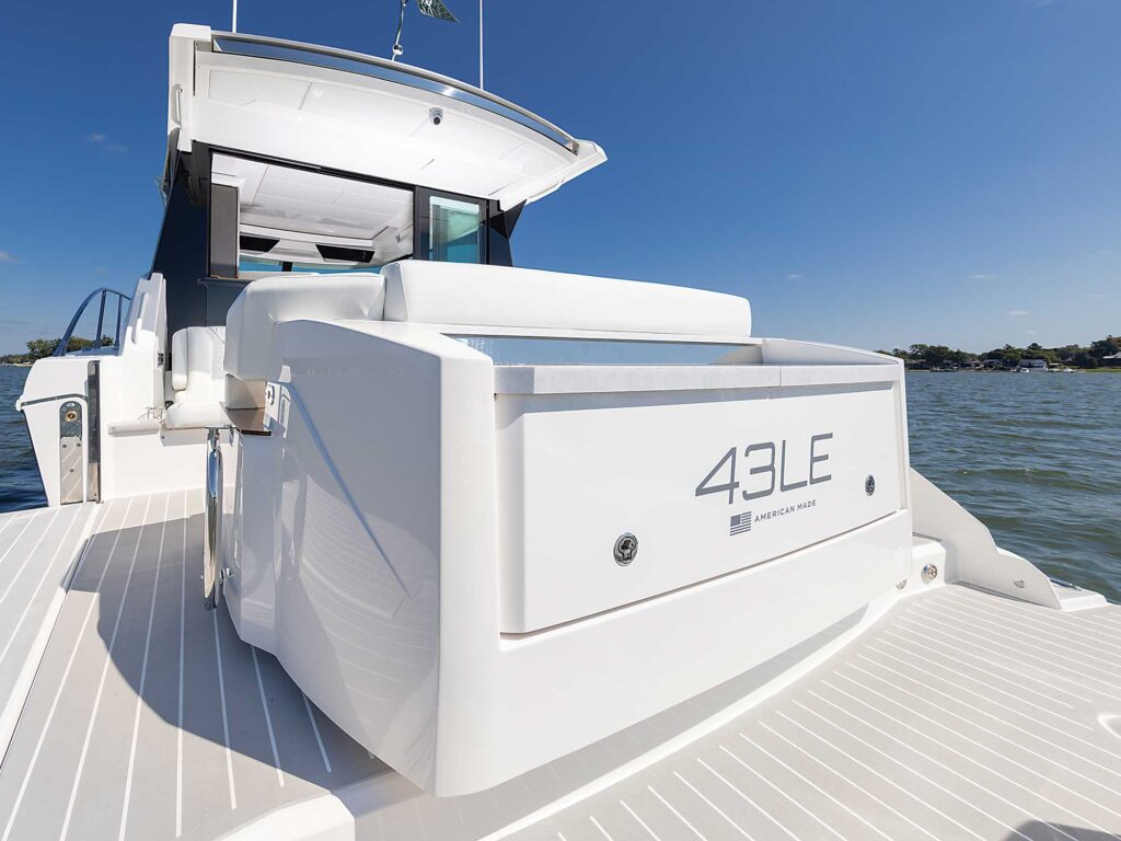 Tiara Yachts 43 LE aft console