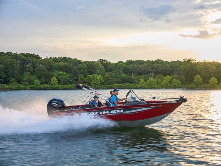 Tracker Targa V-18 Combo cruising the lake