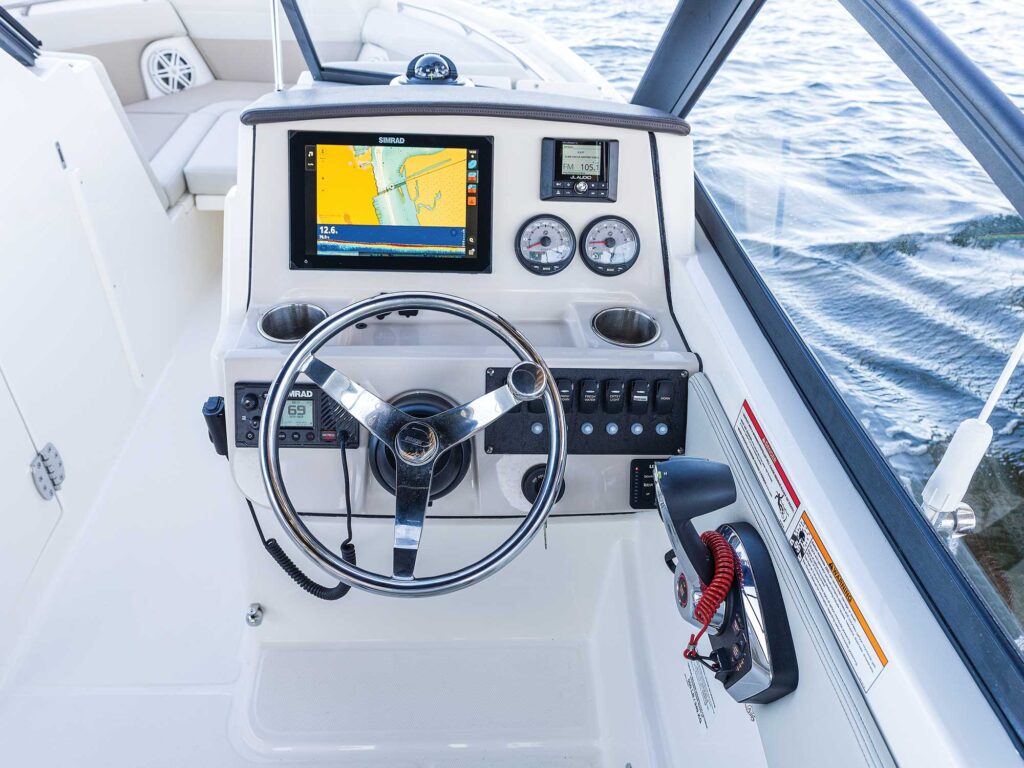 Boston Whaler 210 Vantage helm