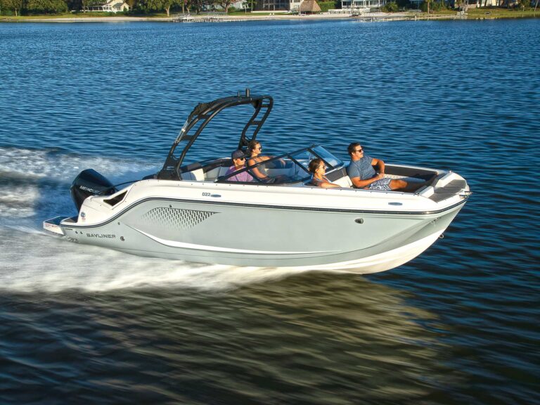 Bayliner D22 running comfortably