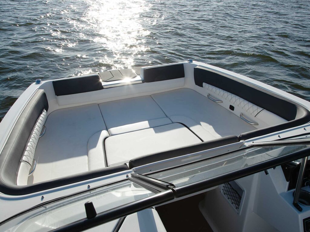 Bayliner D22 bow seating