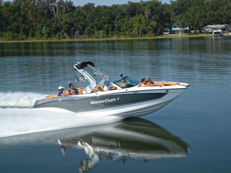 MasterCraft X24 running on the lake