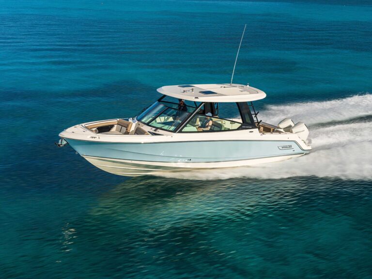 Boston Whaler 330 Vantage running near show