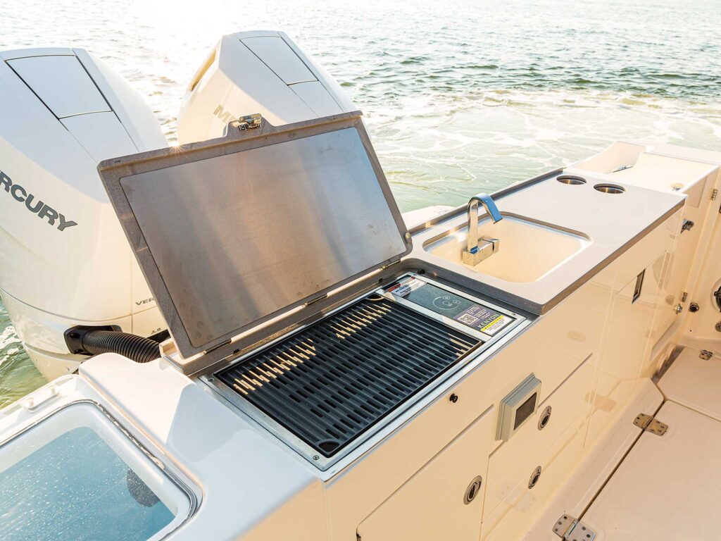 Boston Whaler 330 Vantage transom grill