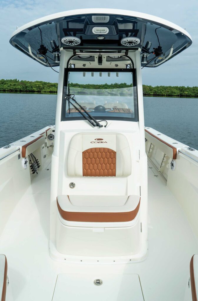 Cobia 285 CC forward console seating