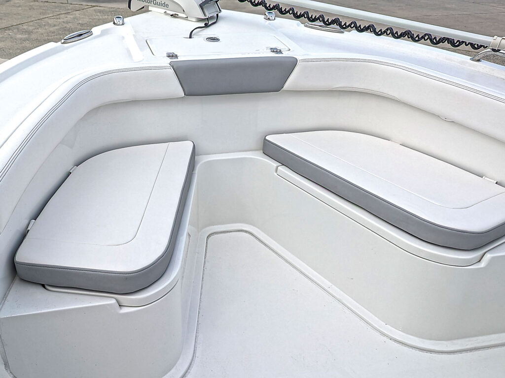 Parker Offshore 23 SE bow seating