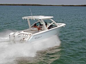 Robalo R257 running fast