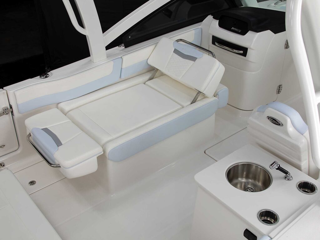 Robalo R257 cockpit seating