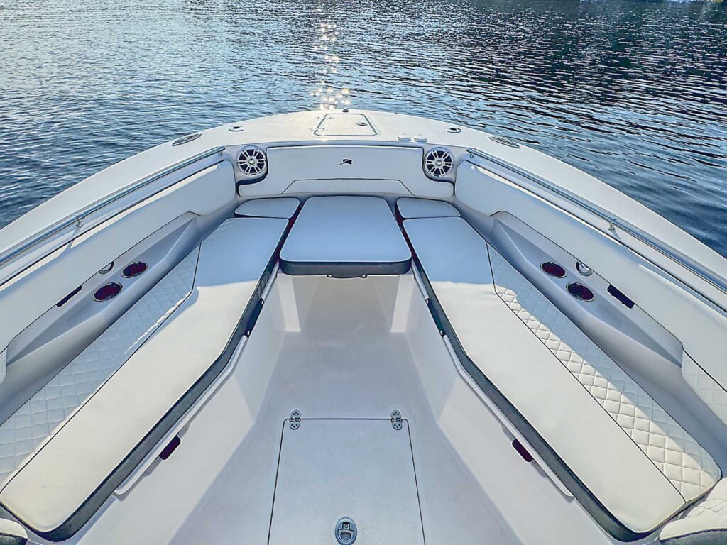 Stingray 253CC bow seating