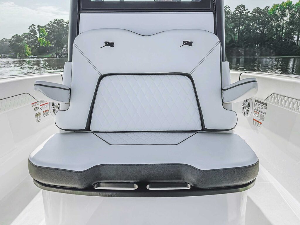 Stingray 253CC forward console seating