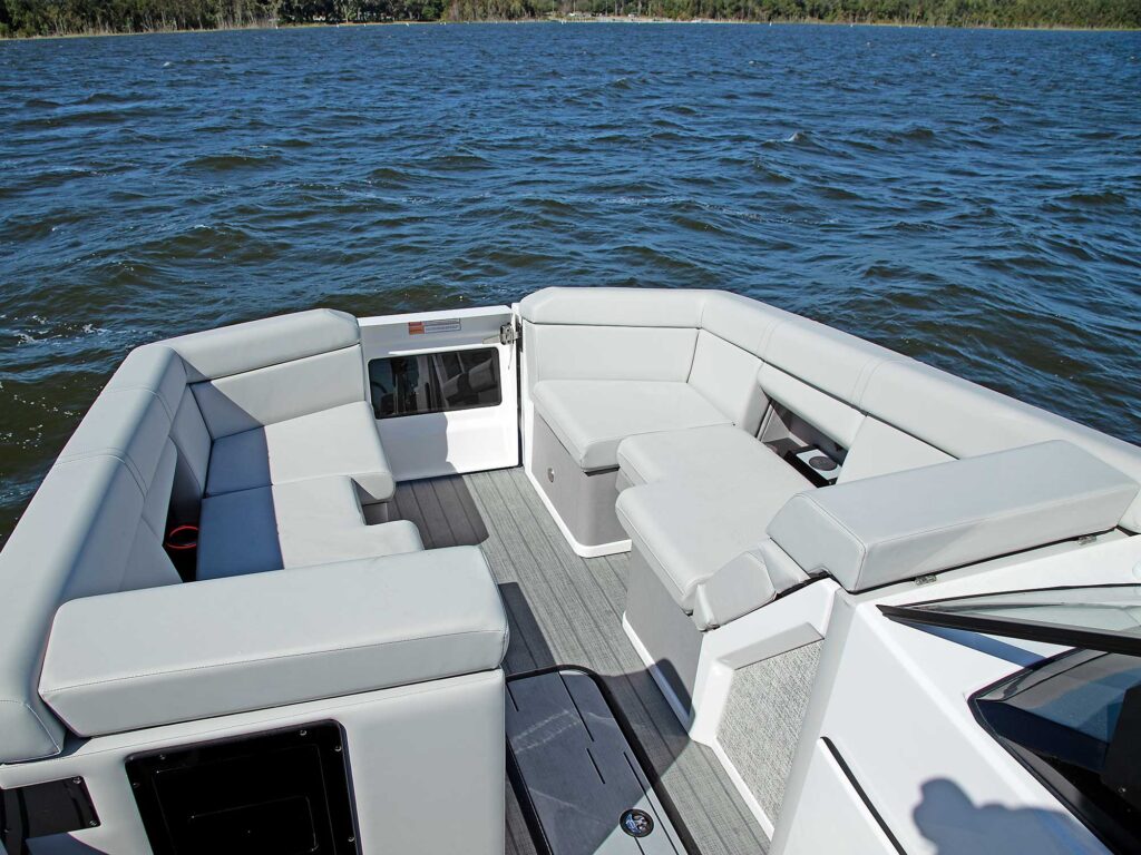 Balise Helix 24 bow seating