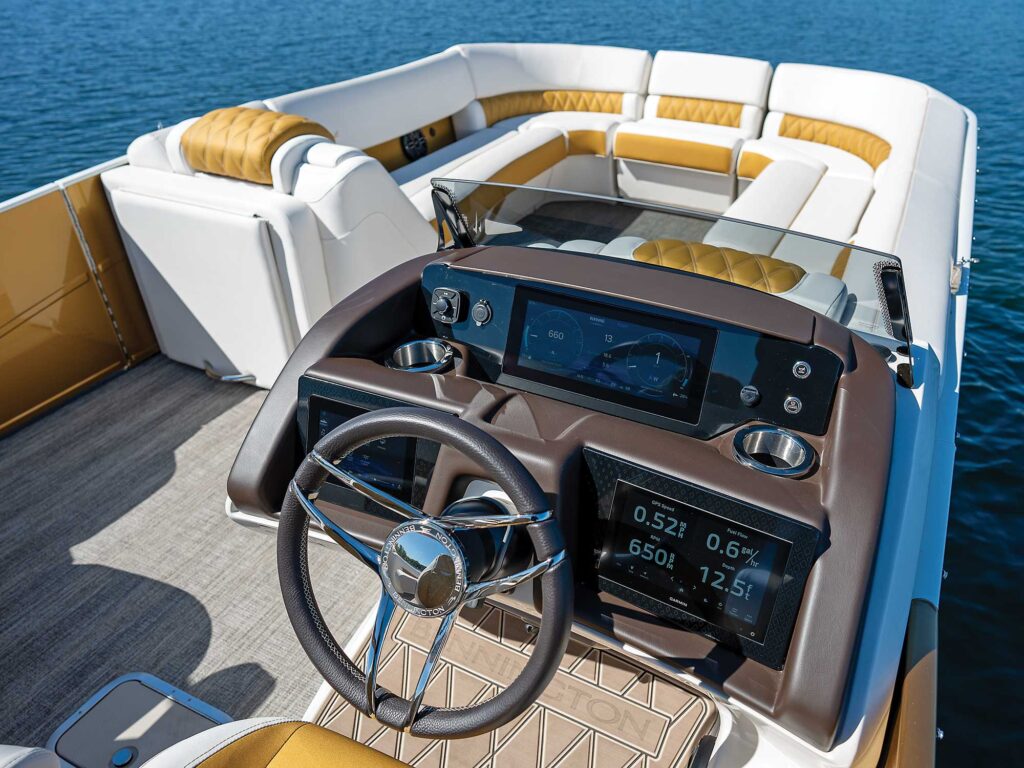 Bennington 25 RX Sport helm