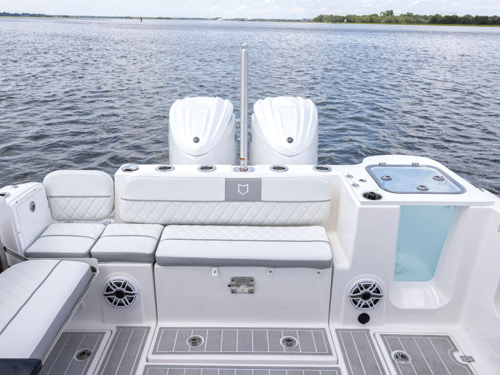 Sea Fox 288 Traveler transom seating