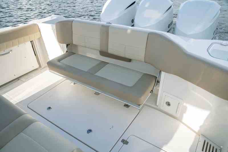 Sailfish 360 CC transom seating