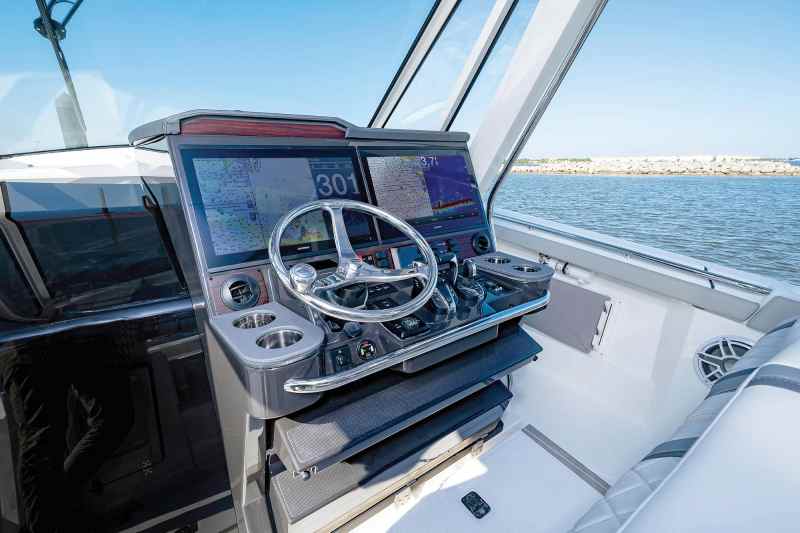 Pursuit S 428 helm