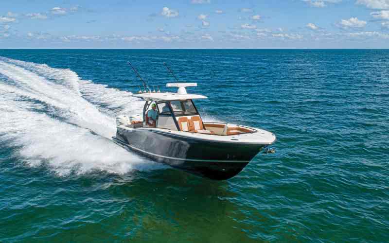 Scout 330 LXF running offshore