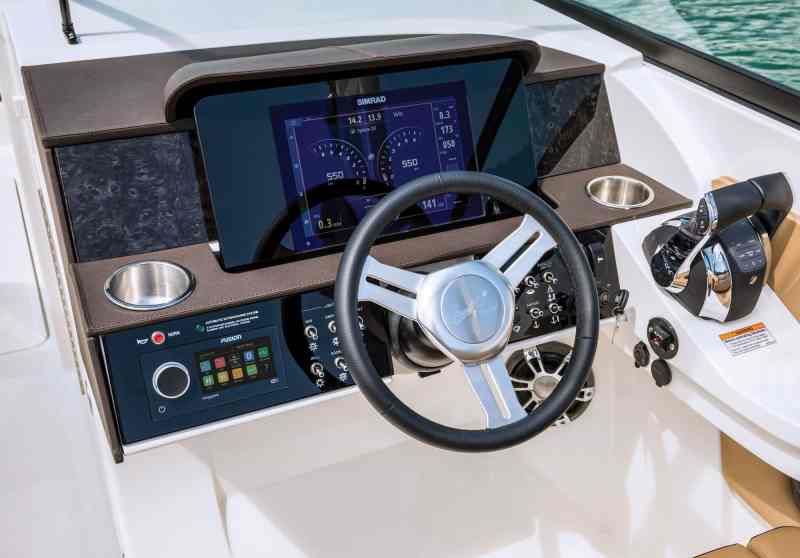 Sea Ray SDX 290 helm
