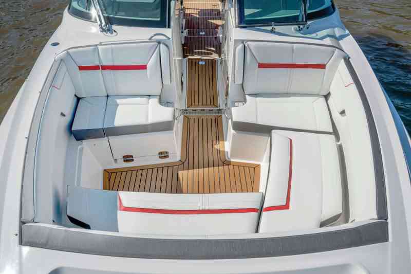 Tiara Sport 38 LX bow seating
