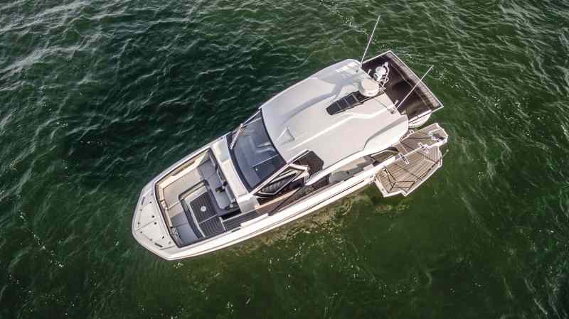 Galeon 325 GTO with foldout panel