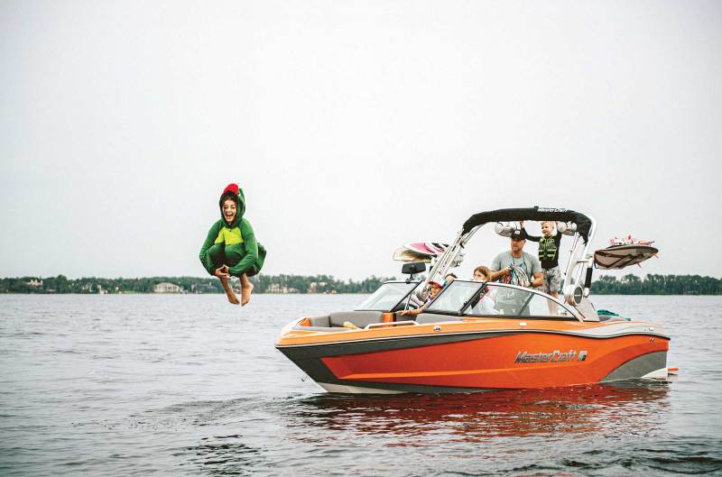 MasterCraft XT21 cruising