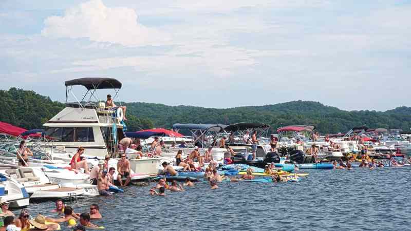 Large number of boats tied together