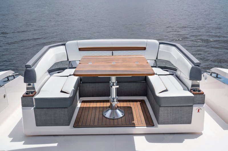 Tiara Sport 43 LS sliding cockpit table