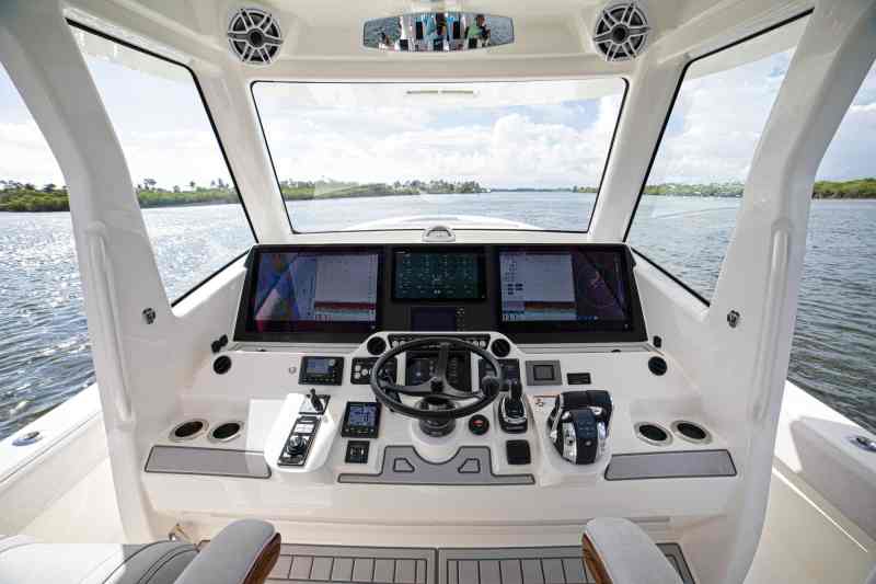 SeaVee 450Z helm