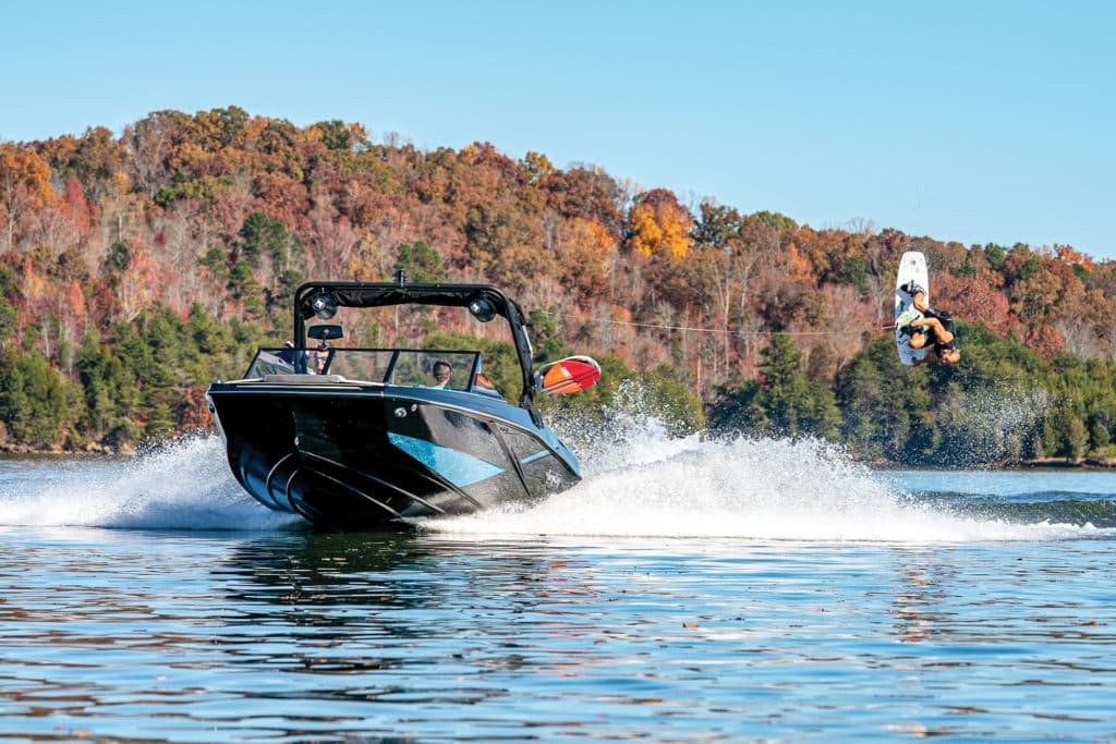 Heyday H22 throwing a solid wake