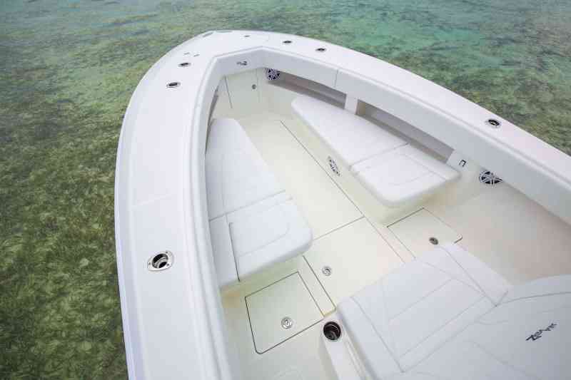 SeaVee 322Z bow seating