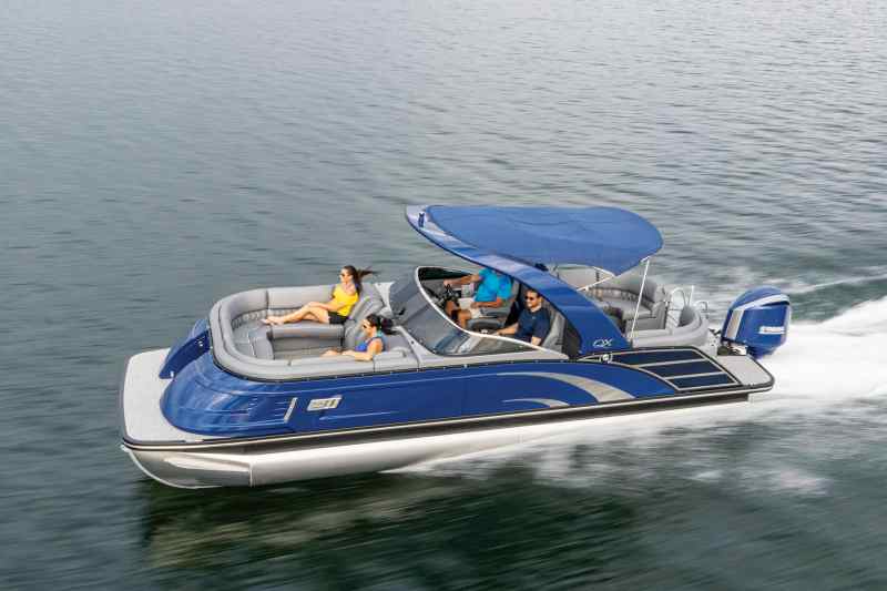 Bennington 25 QX Fastback cruising on a lake