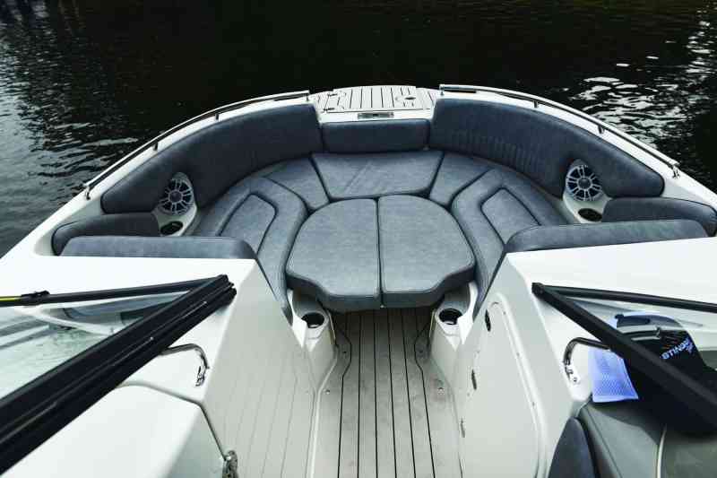 Stingray 231DC bow seating