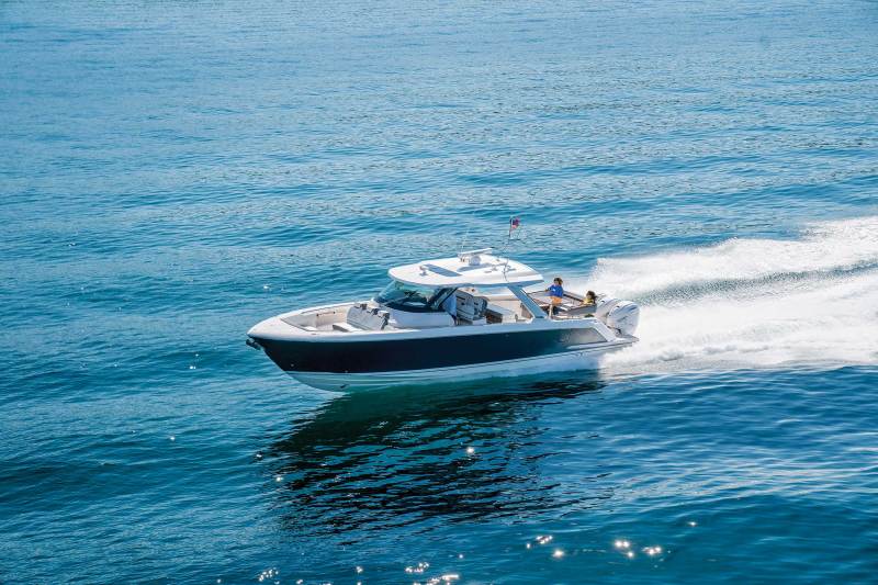 Tiara Sport 43 LS running shot