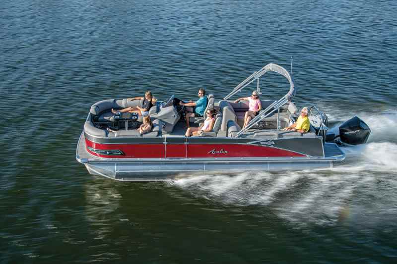 Avalon Catalina 2585 Platinum Quad Lounge cruising along the lake
