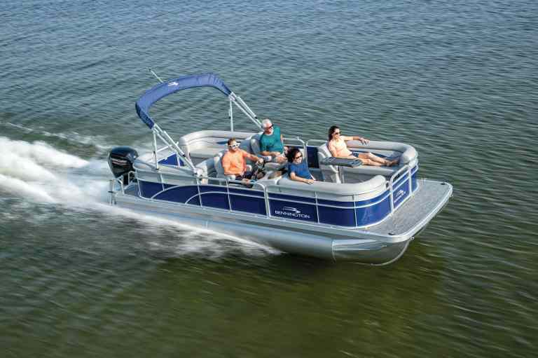 Bennington 22SVSR running leisurely