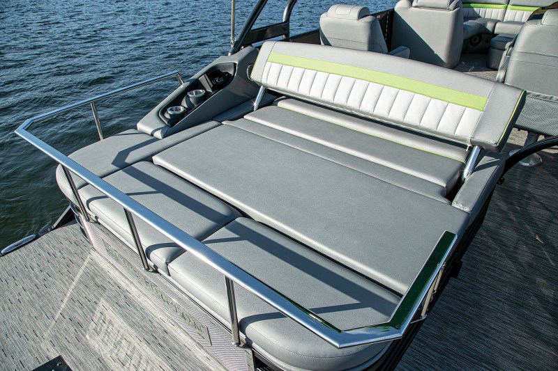 Bennington 24LXSBA aft lounge folded out
