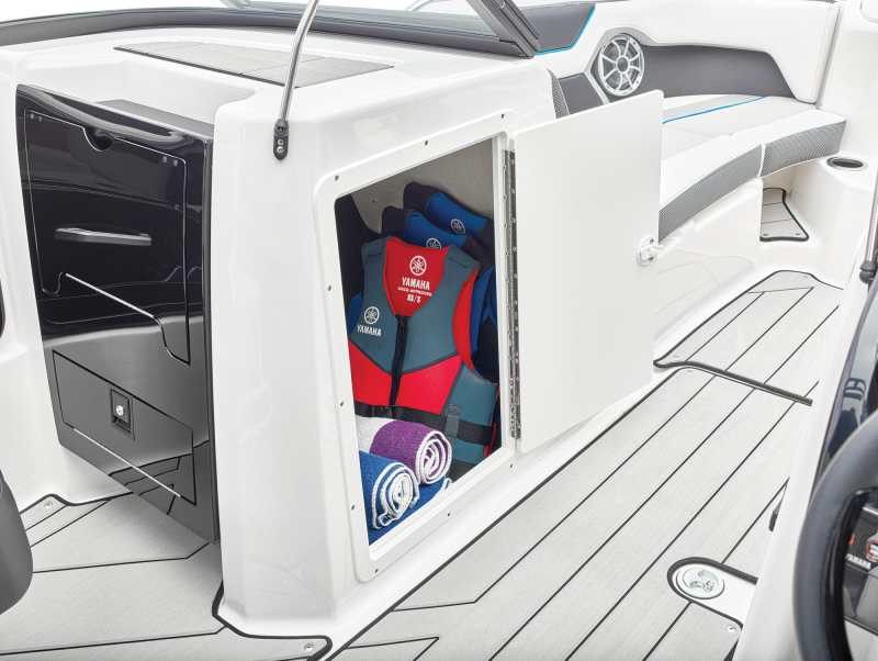 Yamaha 212XD storage