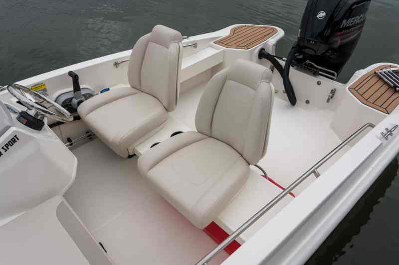Boston Whaler Super Sport helm