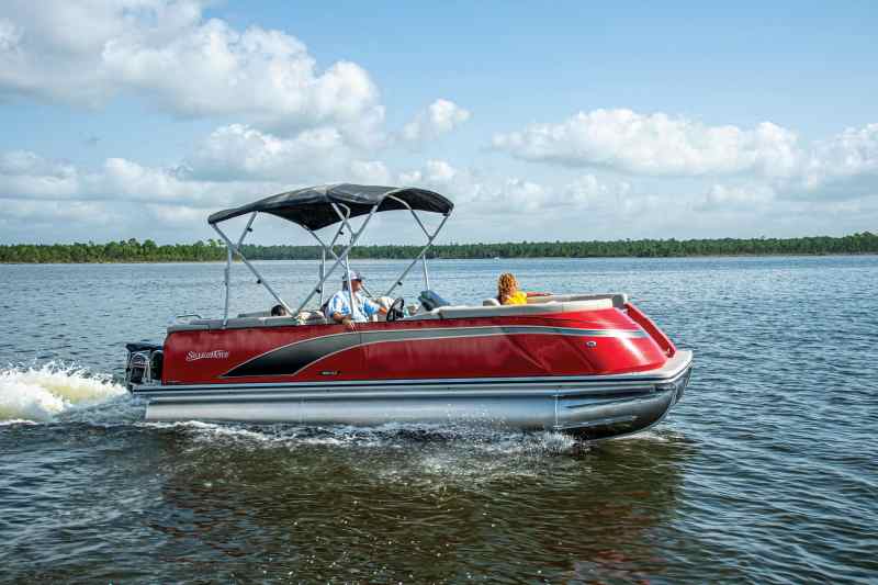 Silver Wave SW3 2410 CLS leisurely cruising around a lake