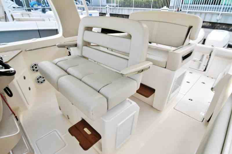 Boston Whaler 350 Realm