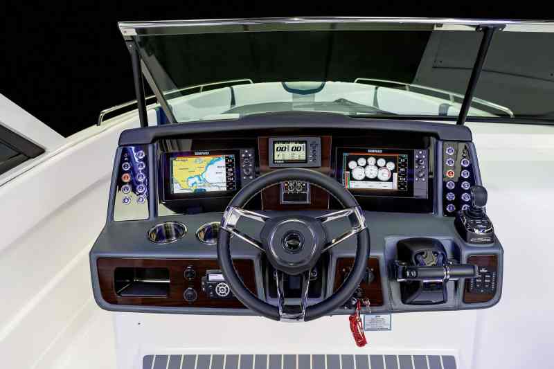 Chaparral 300 OSX helm