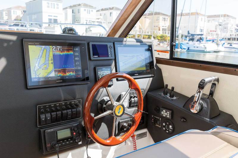 Cutwater 302 Coupe